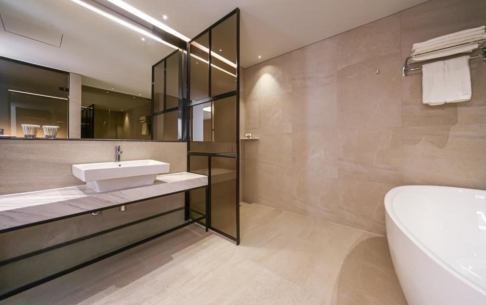 Yeoubi Hotel Чханвон Экстерьер фото