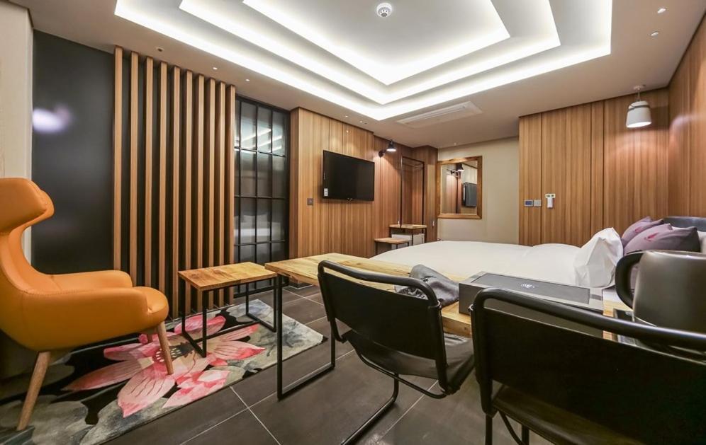 Yeoubi Hotel Чханвон Экстерьер фото