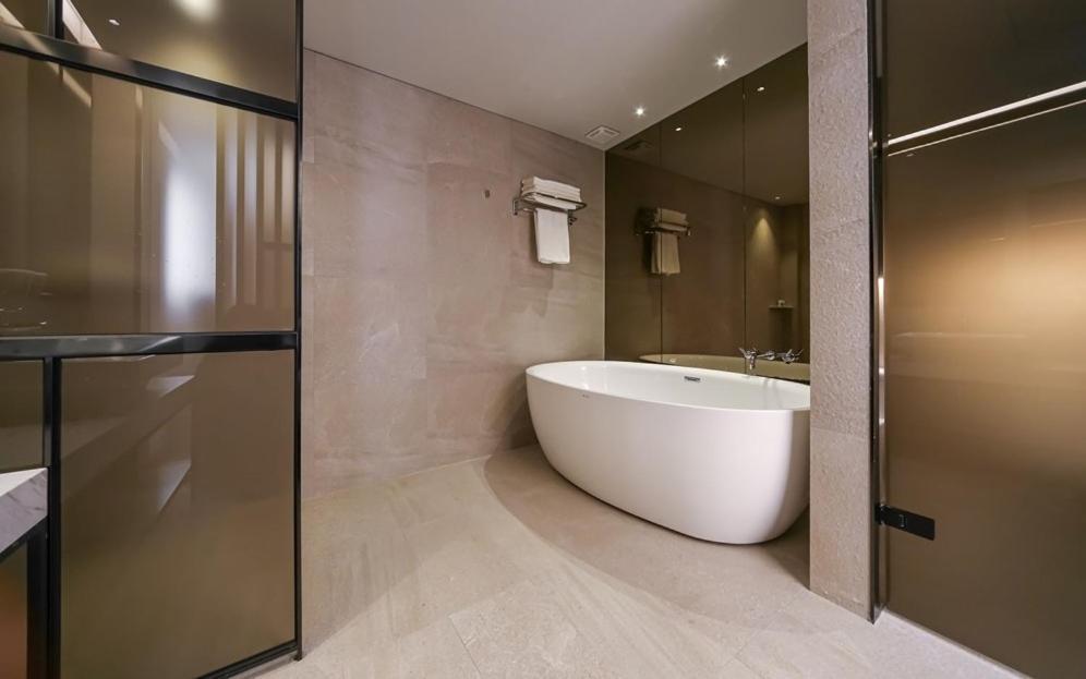 Yeoubi Hotel Чханвон Экстерьер фото